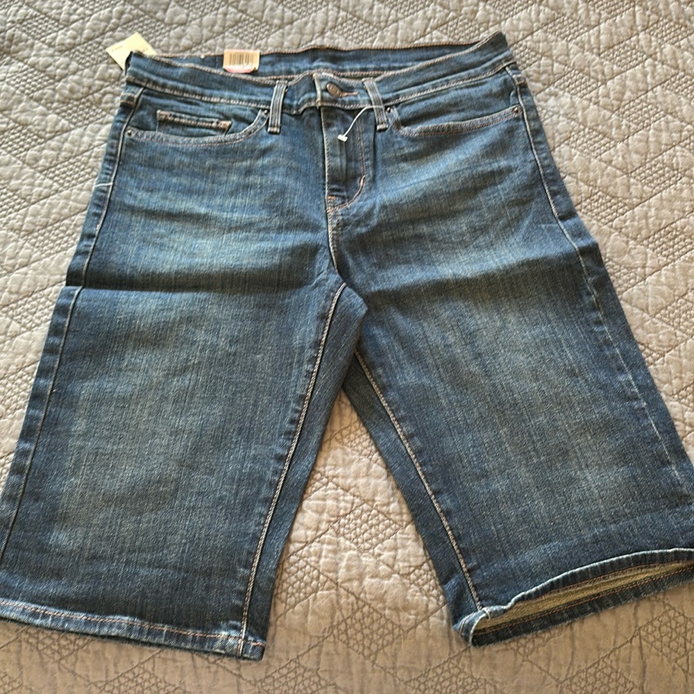 NWT LEVI Bermuda Shorts Sz. 28